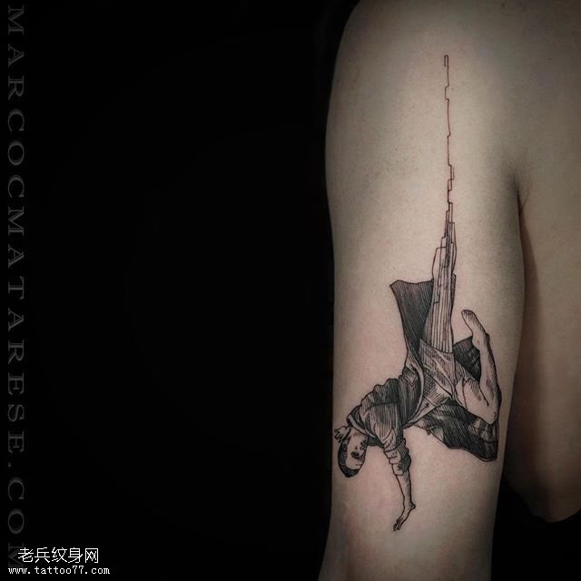 大臂上艺术的腿纹身图案