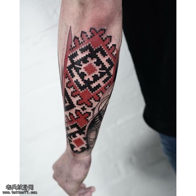 手臂上千鸟格纹身图案