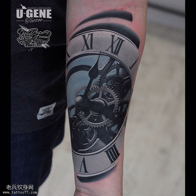 手臂上的齿轮罗马表纹身图案
