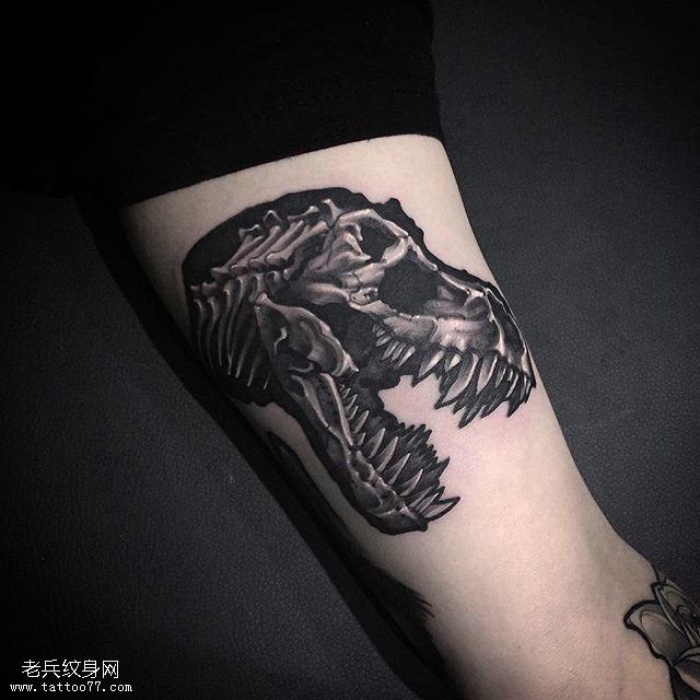 小腿上的鲨鱼骷髅纹身图案