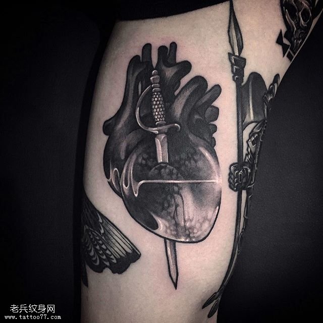 大臂上黑灰一箭穿心纹身图案