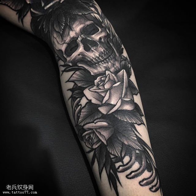 手臂上玫瑰骷髅纹身图案
