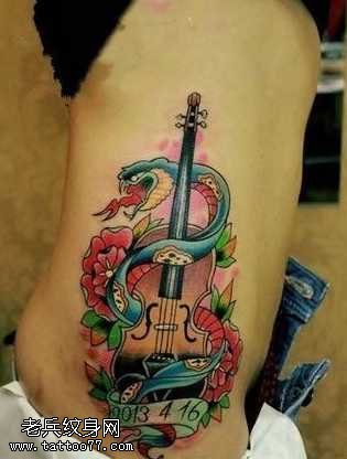 手臂蛇盘吉他纹身图案