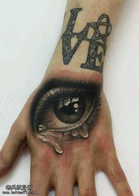 手背逼真的3d眼睛纹身图案