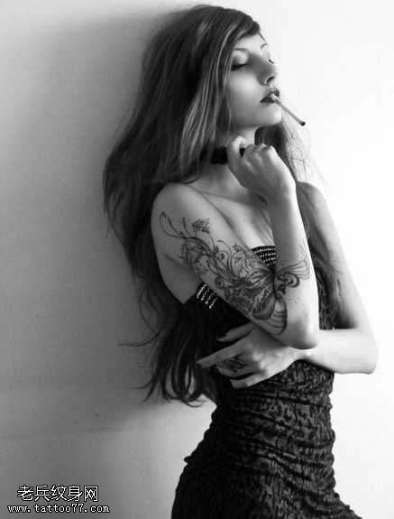 手臂有花纹纹身图案