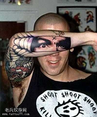 手臂眼睛纹身图案
