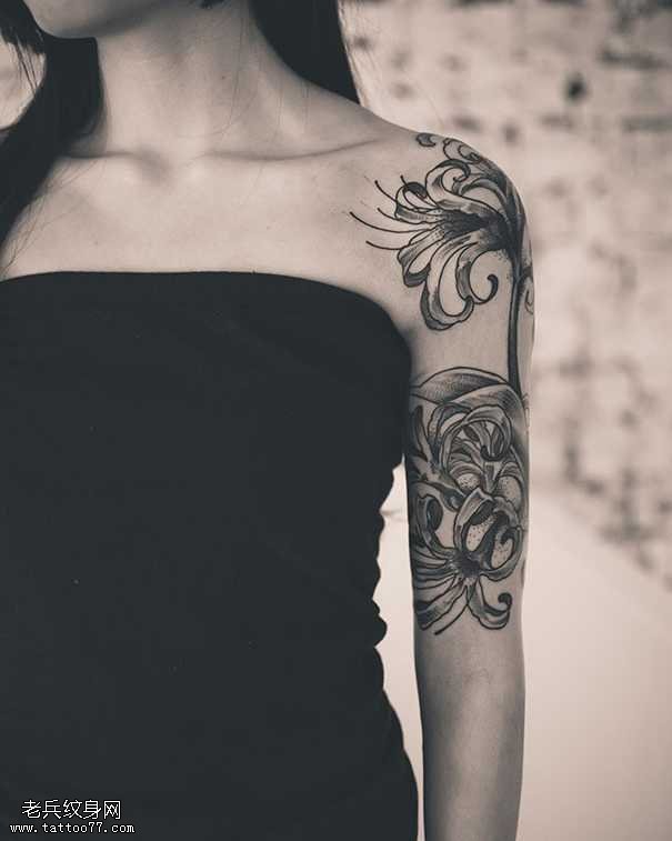 手臂黑白彼岸花图案