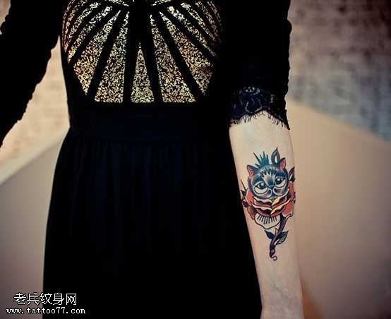 手臂玫瑰猫纹身图案