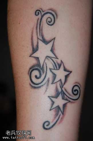 手臂星星纹身图案