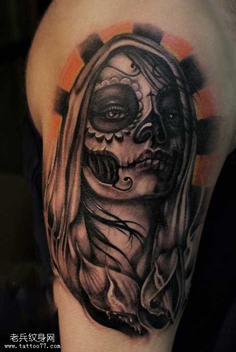 手臂复古黑灰死亡女郎纹身图案