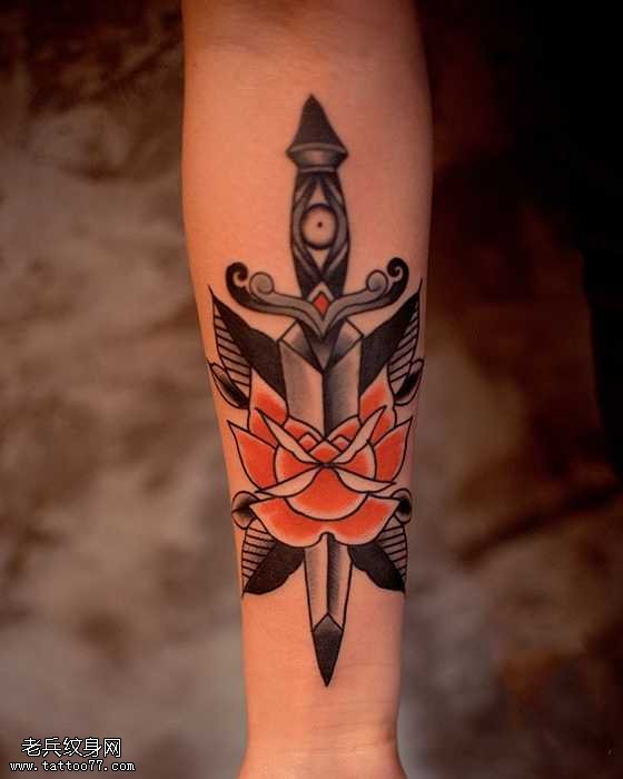 手臂眼剑纹身图案