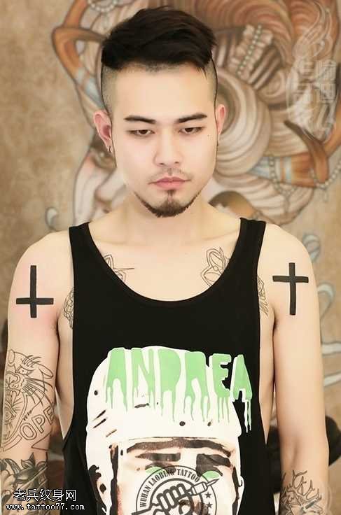 手臂简易十字架纹身图案