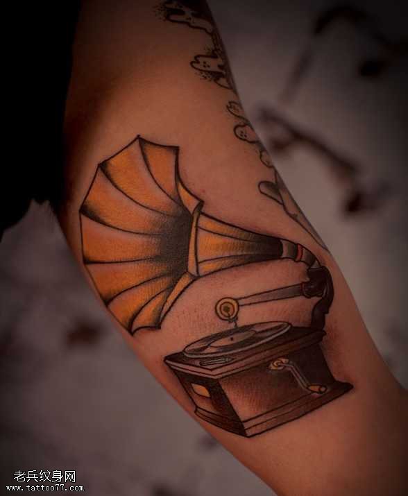 胳膊复古留声机纹身图案