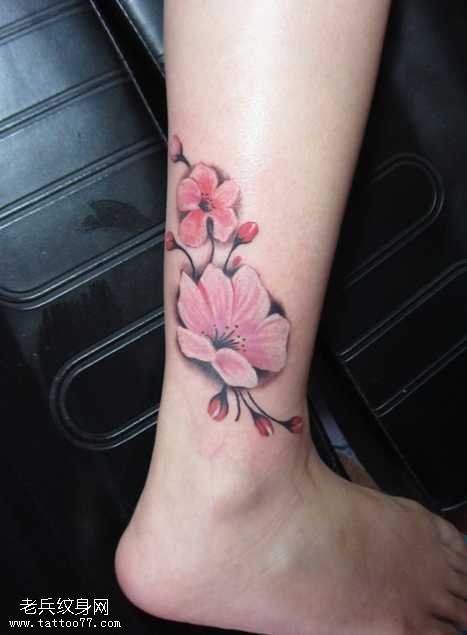 腿部梅花纹身图案