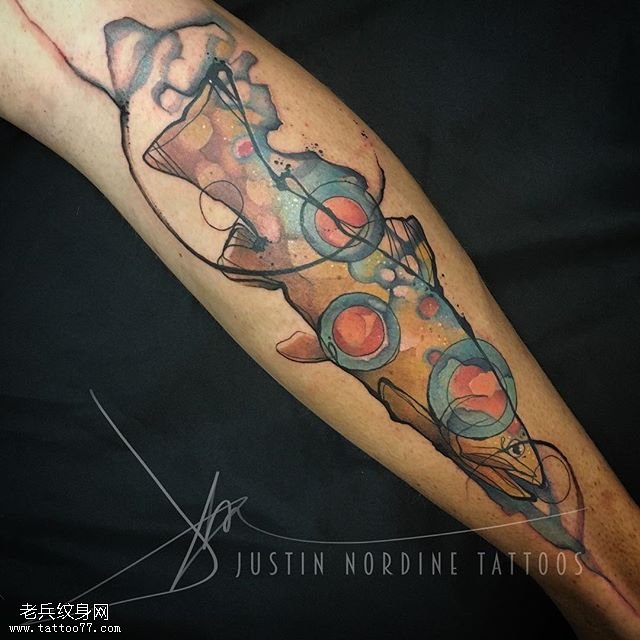 小腿彩绘鲨鱼纹身图案