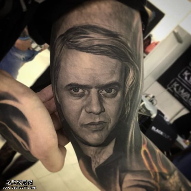 手臂黑灰欧美肖像纹身图案
