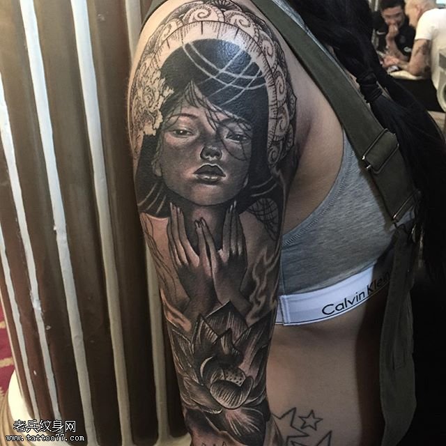 大臂上芭比妹妹纹身图案