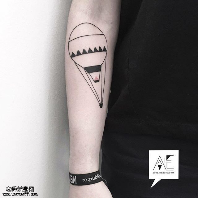 手臂线条灯泡纹身图案