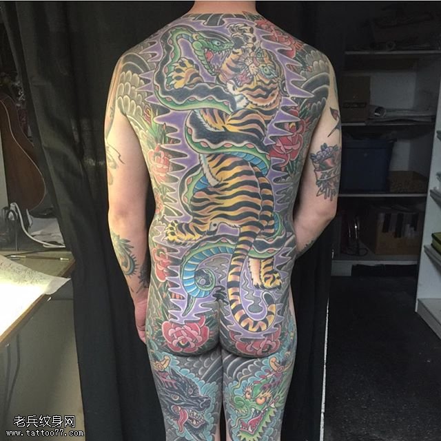 背部的蛇老虎大战纹身图案