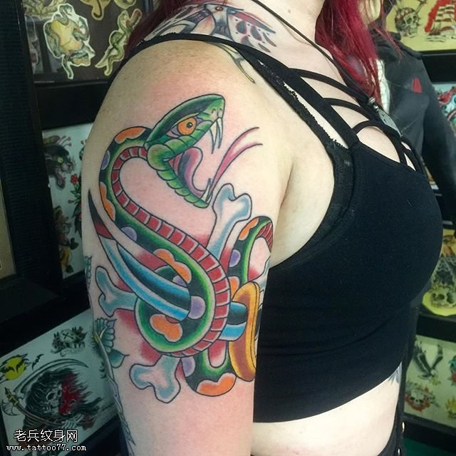 大臂的青蛇纹身图案