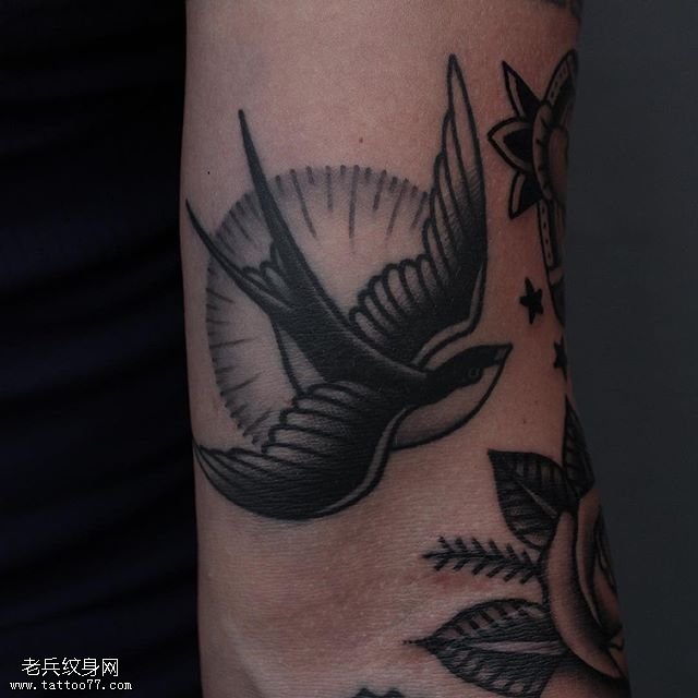 手臂黑灰的燕子纹身图案