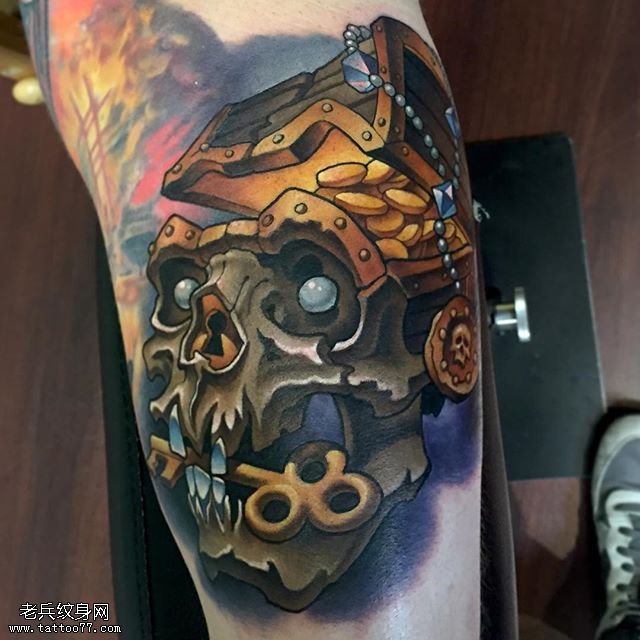 大臂彩绘的骷髅纹身图案