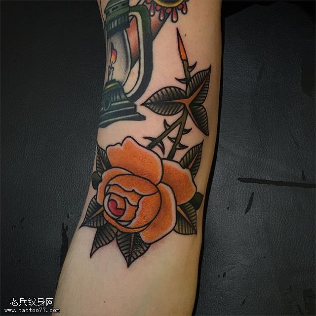 手臂荆棘黄玫瑰纹身图案