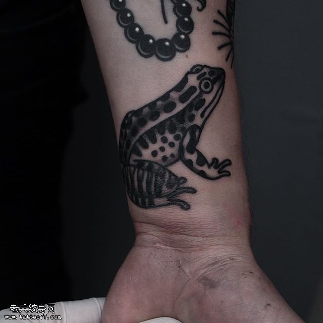 手腕上点刺的青蛙纹身图案