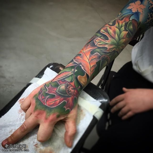 彩绘树叶果实纹身图案