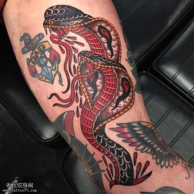 大臂的双头蛇纹身图案