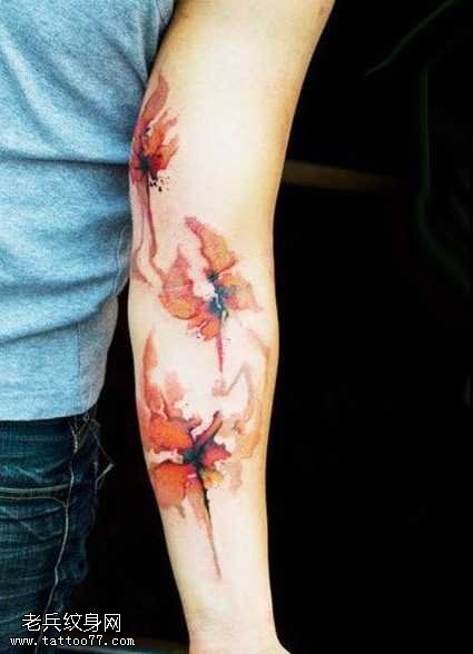 手臂漂亮的枫叶纹身图案