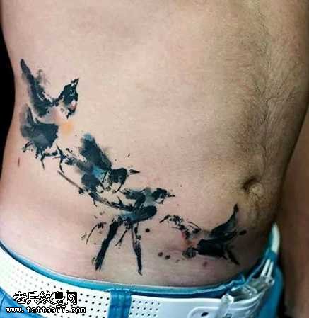 腹部水墨鸟纹身图案
