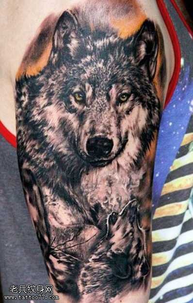 手臂帅气的狼头纹身图案