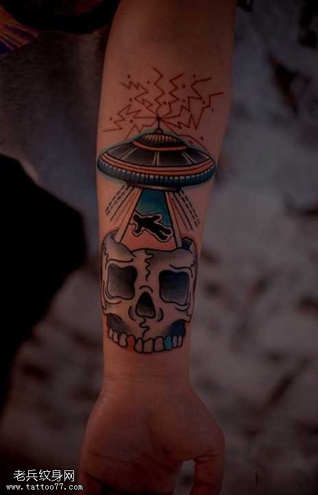 手臂飞碟骷髅纹身图案