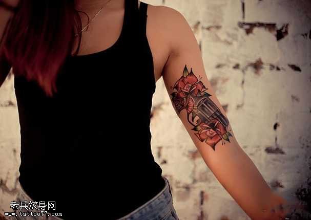 手臂花枪纹身图案