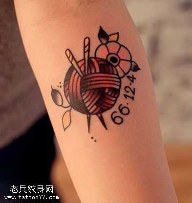 手臂针线球纹身图案