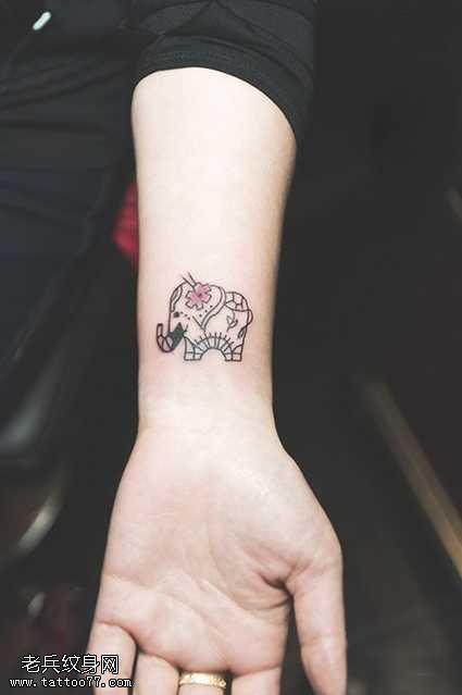 手臂清新小象时尚纹身图案