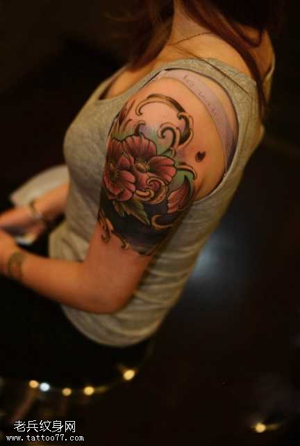 手臂时尚花纹身图案