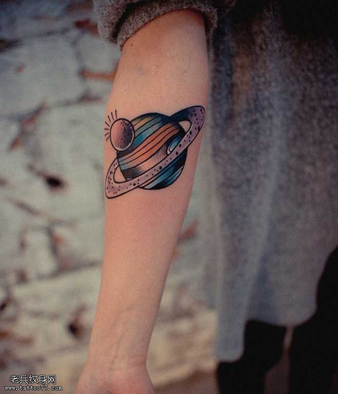 手臂宇宙星球纹身图案