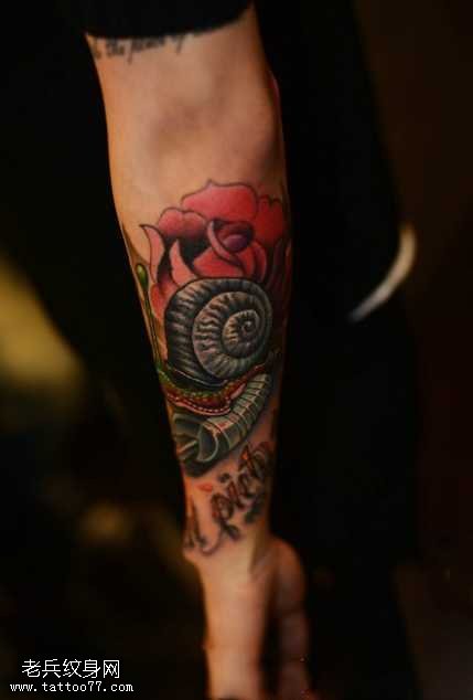 手臂蜗牛纹身图案