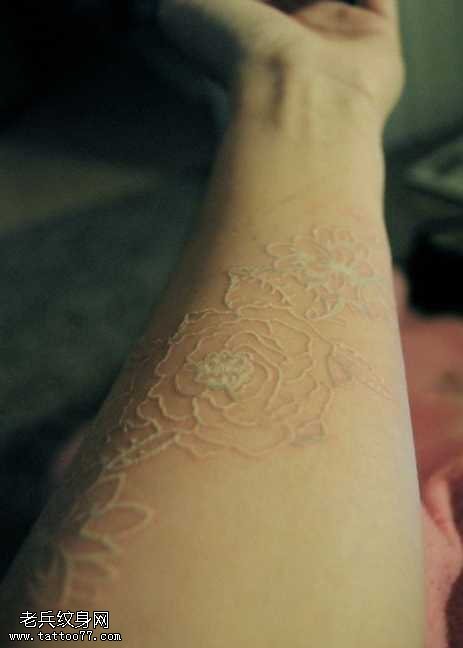 手臂白色玫瑰隐形纹身图案