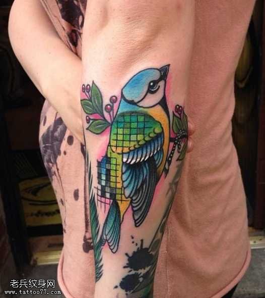 手臂由的纹身图案