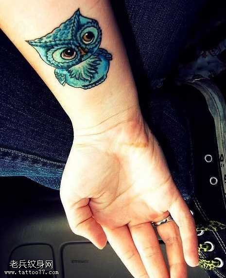 手腕可爱的猫头鹰纹身图案
