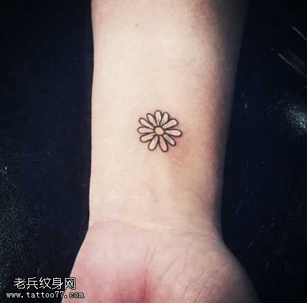 手腕小小的菊花纹身图案