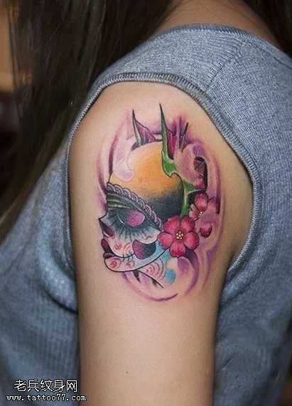 手臂面具女纹身图案