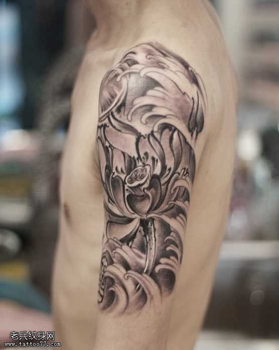 手臂黑灰莲花纹身图案