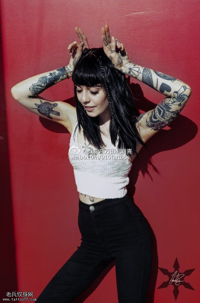 欧美小美女花臂纹身图案