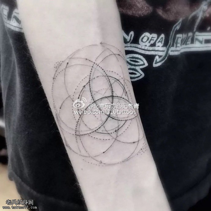 手臂点刺的圆纹身图案