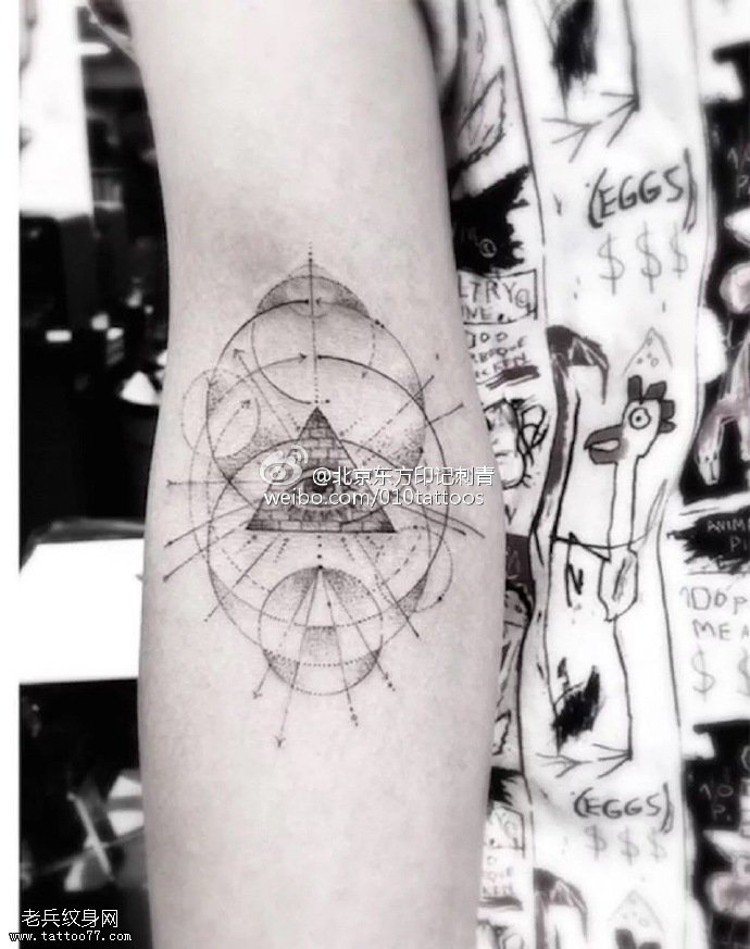 手臂经典点刺几何图形纹身图案