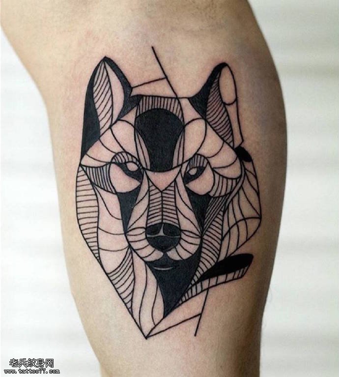 腿部立体点刺的老虎纹身图案